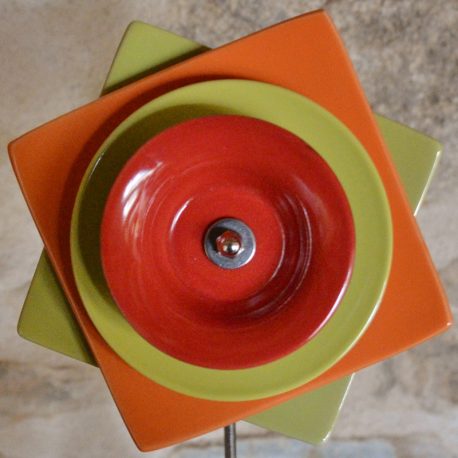 Fleur carrée orange et verte en vaisselle recyclée