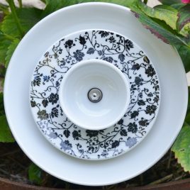 Fleur en vaisselle recyclée noir et blanche fleurie