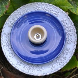 Fleur en vaisselle recyclée relief tons de bleus, décoration pot ou parterre