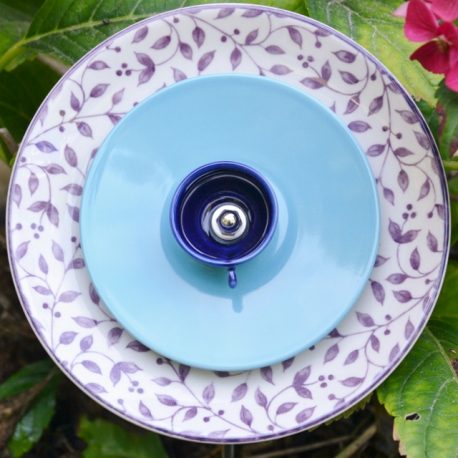 Fleur en vaisselle recyclée motifs feuillages violet pour pot ou parterre.